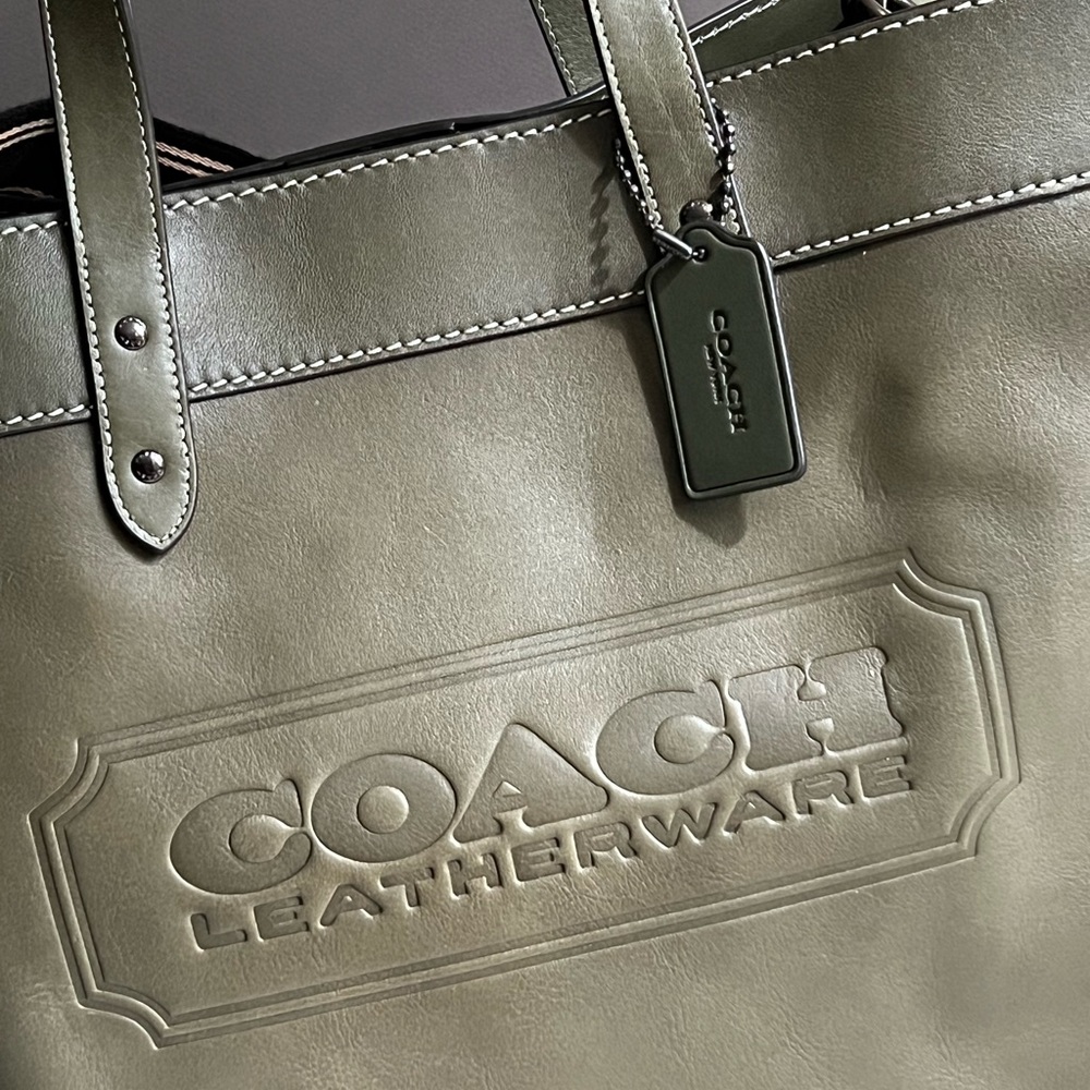 CC097 - Coach Field Tote 40 with Coach Badge - Picture 2 of 13